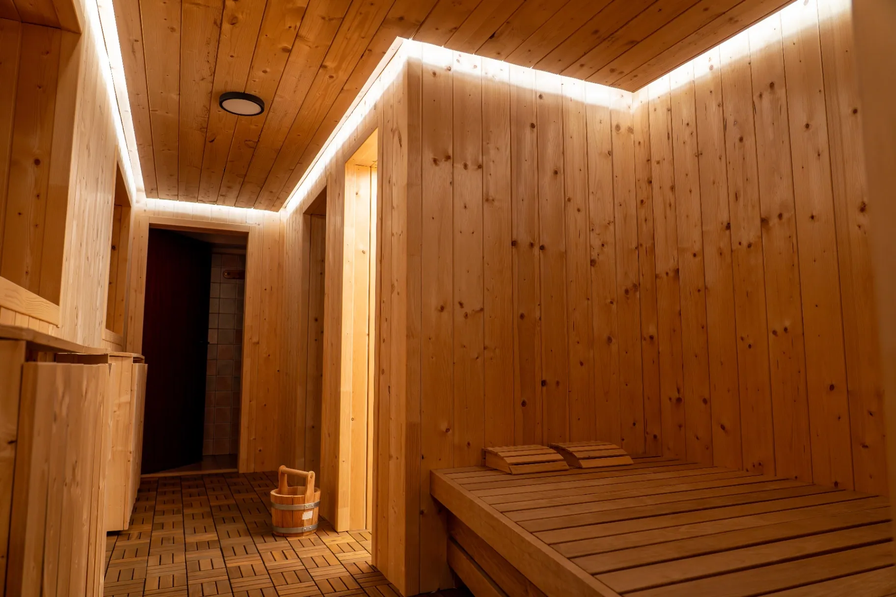 Finská sauna s LED podsvícením a dřevěnou lavicí