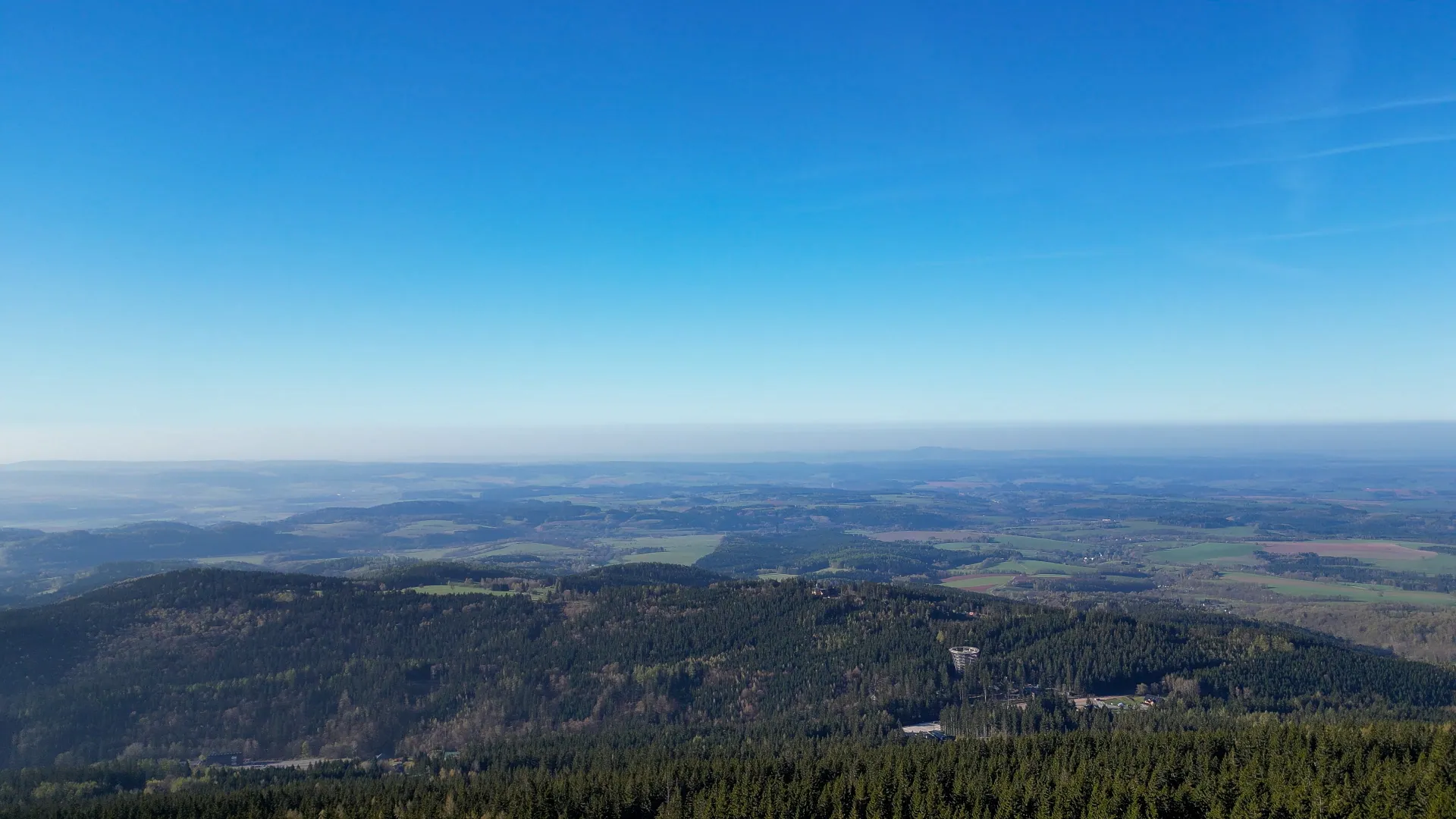 Panoramatický výhled z Černé hory na okolní krajinu