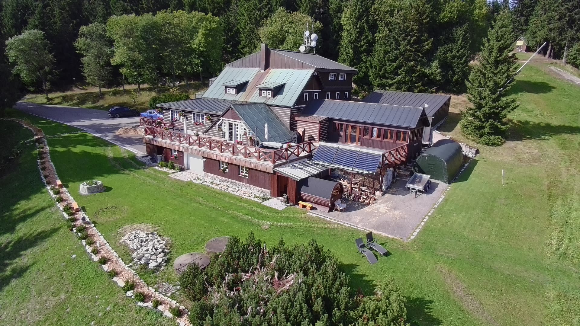 Letecký pohled z dronu na celý areál Zinneckerových boud